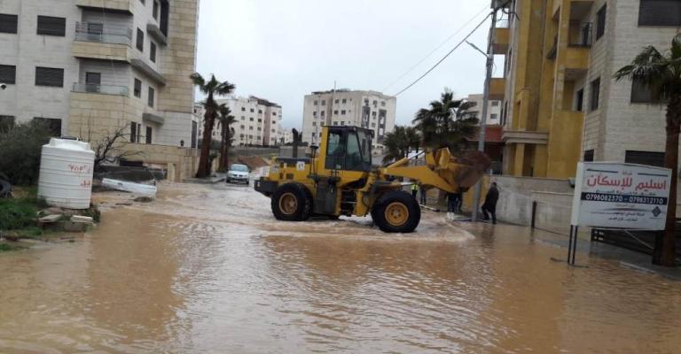 الأمانة: إنجراف الأتربة من جبل الجوفة أدى لإغلاق المناهل في شارع قريش الأمانة: إنجراف الأتربة من جبل الجوفة أدى لإغلاق المناهل في شارع قريش