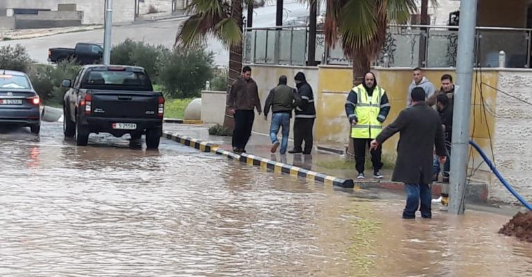 الحكومة: صلاحيات للوزراء والمسؤولين بالسماح للموظفين بمغادرة العمل بسبب الطقس الحكومة: صلاحيات للوزراء والمسؤولين بالسماح للموظفين بمغادرة العمل بسبب الطقس