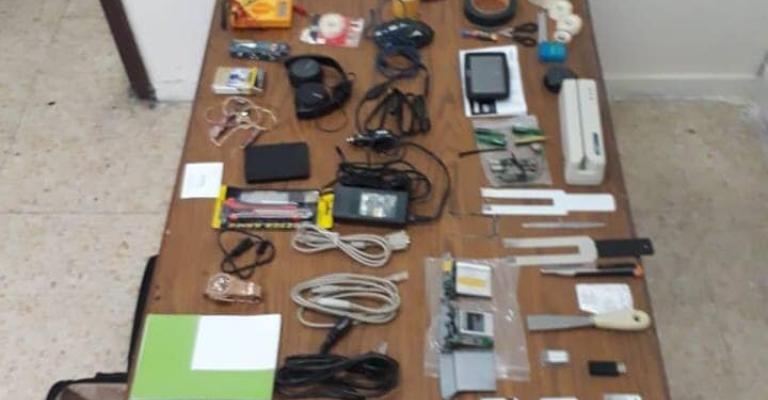البحث الجنائي يضبط شخصين حاولا تركيب أجهزة ماسحة على صرافات آلية البحث الجنائي يضبط شخصين حاولا تركيب أجهزة ماسحة على صرافات آلية