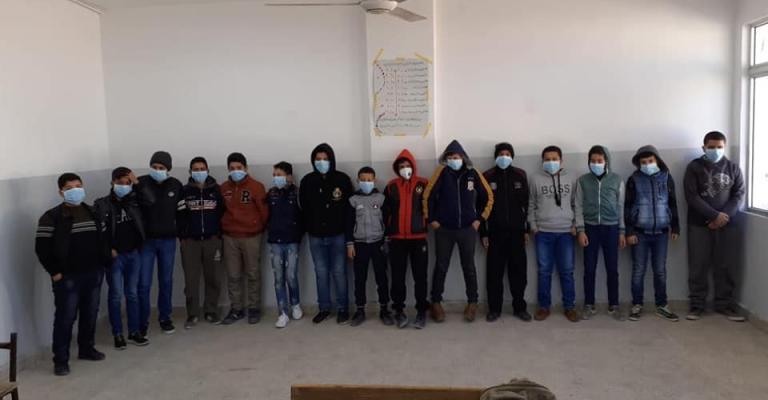 طلاب مدرسة واجراءات وقائية طلاب مدرسة واجراءات وقائية