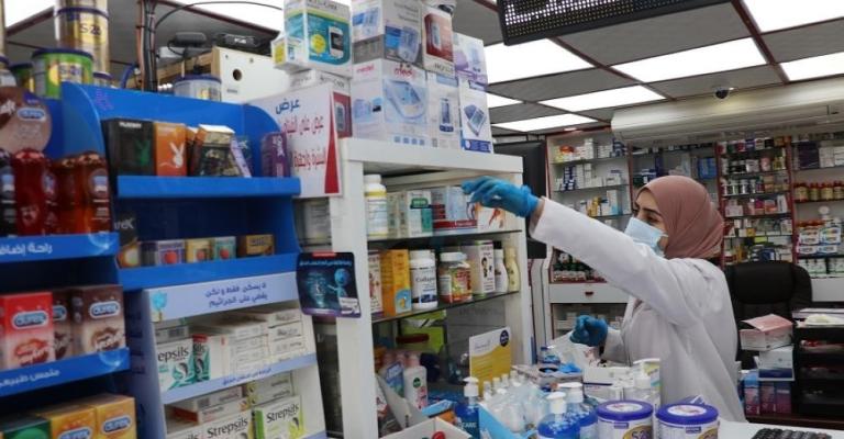 "الصيادلة" يجابهون الوباء والخصومات .. المرصد العمّالي يكشف الانتهاكات "المرصد العمّالي الأردني" يستقصي ما يجابهه الصيادلة من ممارسات أصحاب العمل بحقّهم كـ"خصم الرواتب"، أو "الفصل" وغيرها من الانتهاكات.