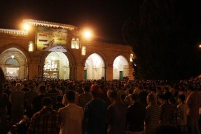 الآلاف يصلون في الأقصى فجر الجمعة اليتيمة.. وتعزيزات أمنية إسرائيلية