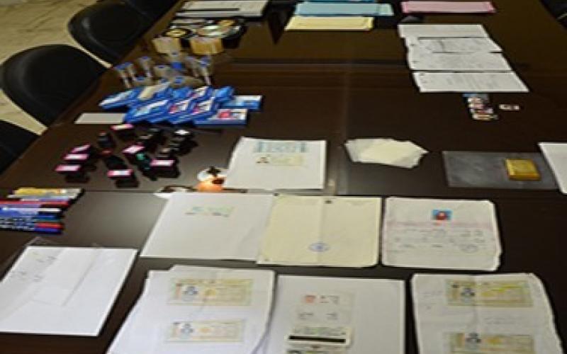 الامن يكشف قضيتي بيع وشراء وتزوير بطاقات انتخابية 