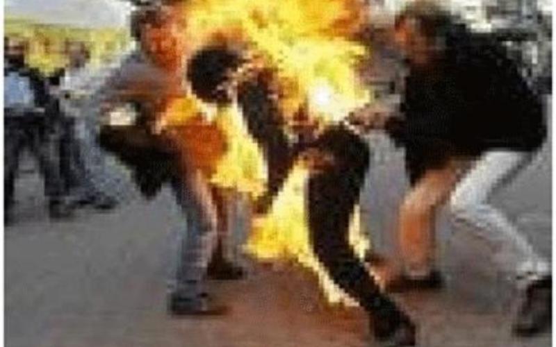 شاب تونسي يضرم النار في نفسه