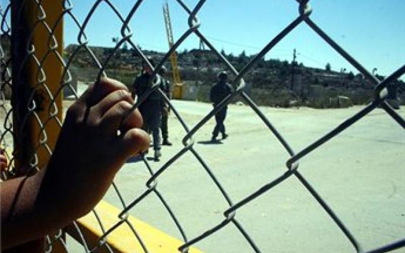 أسرى عسقلان يلوحون بالإضراب