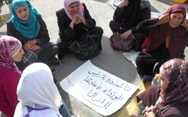 Day-laborers renew protest at Prime Ministry