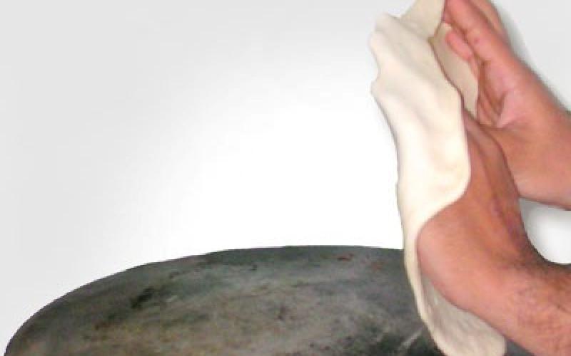 الخرساء يسرى تنطق بإبداع صناعة الخبز العربي (فيديو)