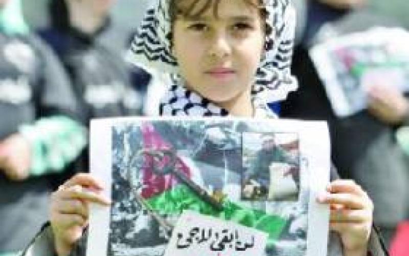 أطفال المخيمات يشكلون جدارية "عائدون" أمام الأمم المتحدة