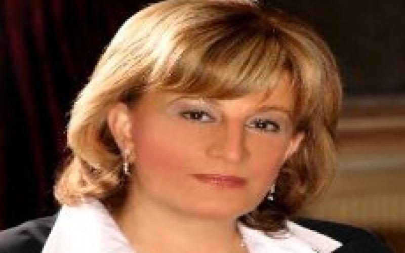 شخصية نسائية تحمل لقب معالي تشن هجوما على حكومة الرفاعي