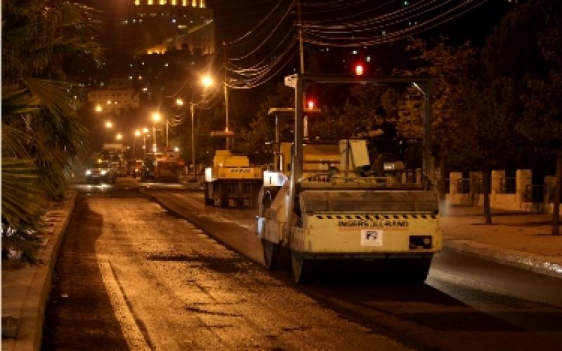 امانة عمان تواصل اعمال تعبيد باستخدام البازلت خلال الفترة الليلية 