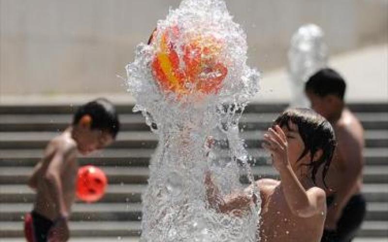 الحرارة في عمان 42 وفي الاغوار 45