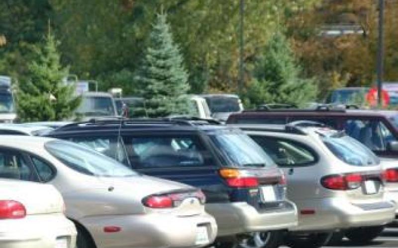 موقف سيارات مجاني للتخفيف من الأزمة المرورية