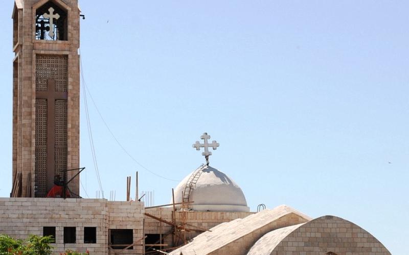 شباب مسلمون يزينون بالزهور ساحة كنيسة البشارة 