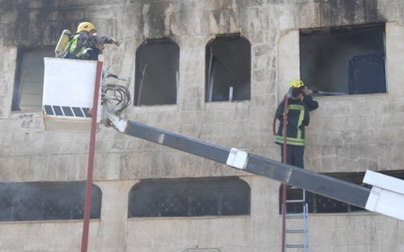 احتراق مبنى لتصنيع الأثاث والموبيليا في منطقة دوار الجمرك 