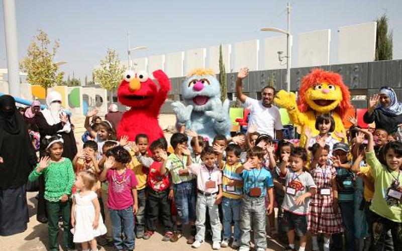 حكايات سمسم توزع مواد تعليمية عن السلامة المرورية 