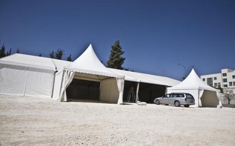 Candidates' headquarters in German, Indian style