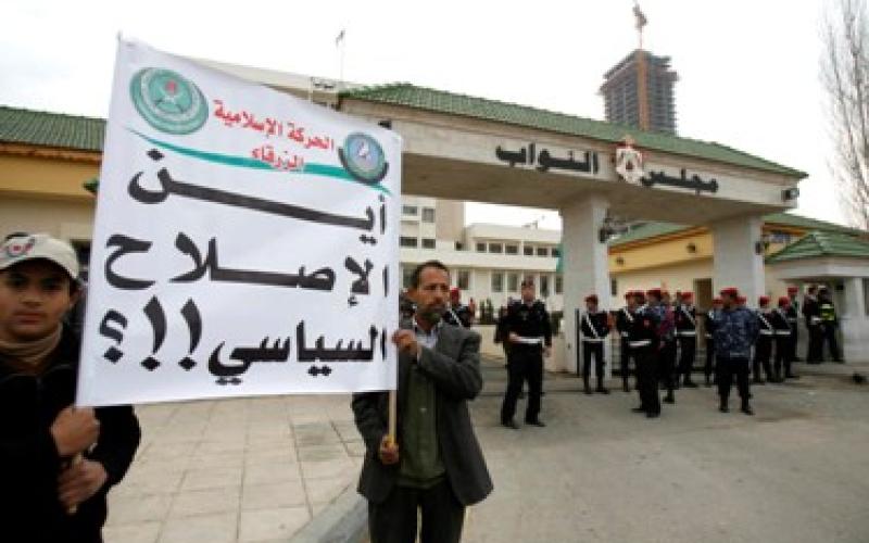 منصور: سياسات الحكومة هي مسكنات وليست حلولا (فيديو)