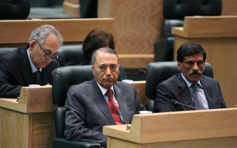 8 congress members withhold vote of confidence, 3 grant it