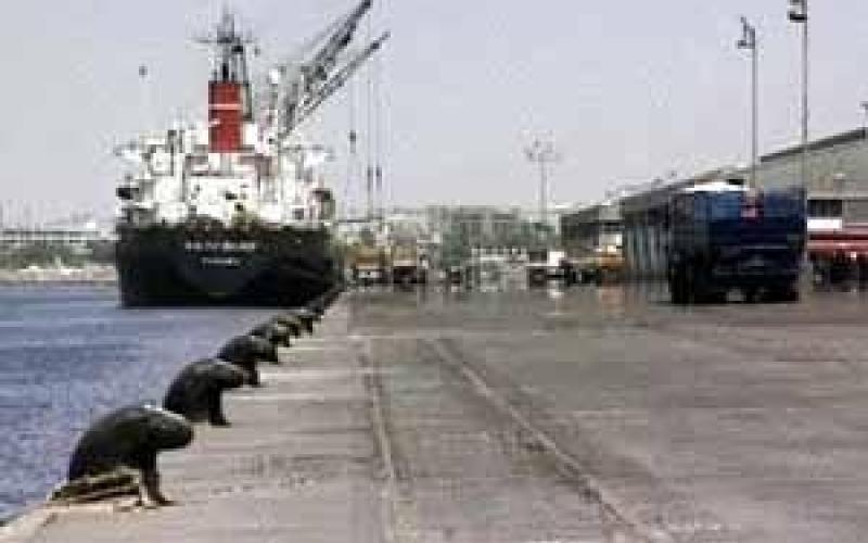 عمال الموانئ يضربون عن العمل 