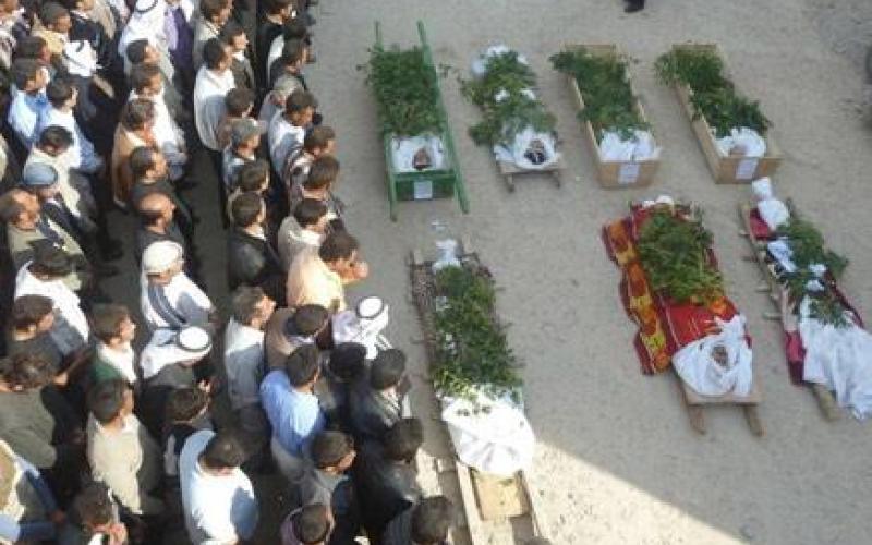 فيديو: القاء جثث جنود سوريين من فوق بناية 