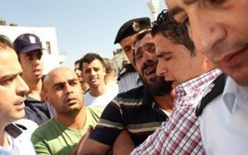 فلسطيني يحاول إضرام النار بنفسه وبابنته لسوء الوضع الاقتصادي