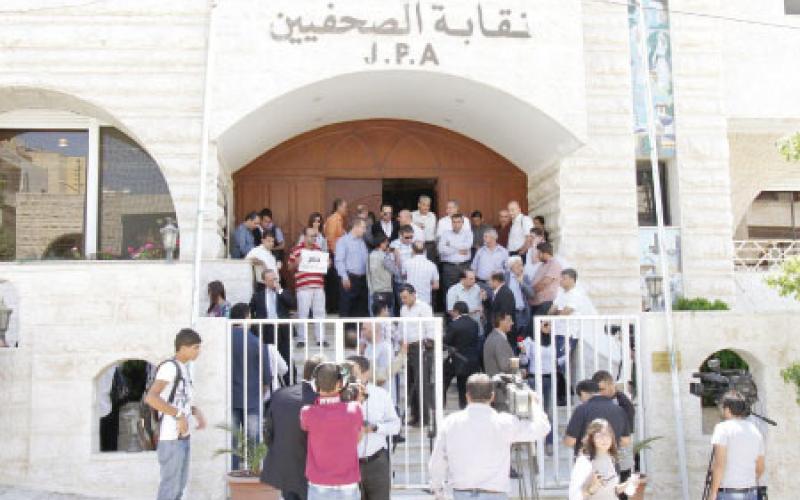 المواقع الالكترونية تتهم الحكومة بالتخبط والغموض