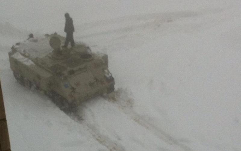 آليات القوات المسلحة تساهم في فتح الطرق