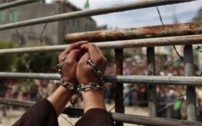 تمديد اعتقال 70 أسيرا