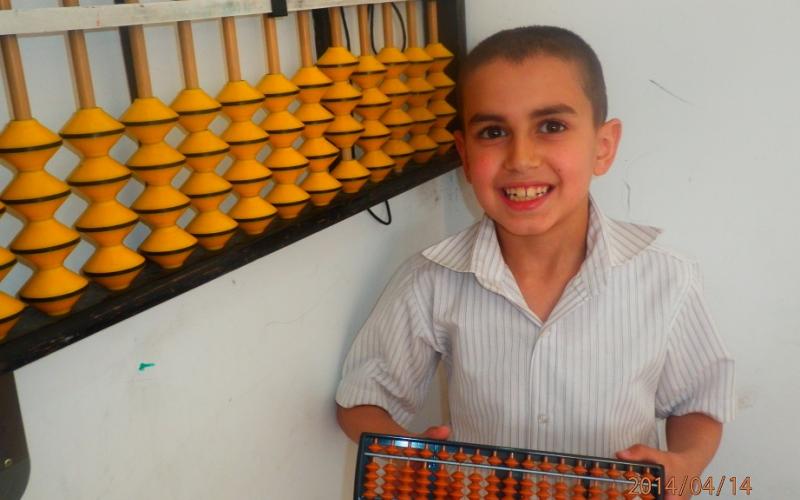 الطفل "أنس" عبقرية حسابية يتعامل مع الارقام باعتبارها "لعبة"