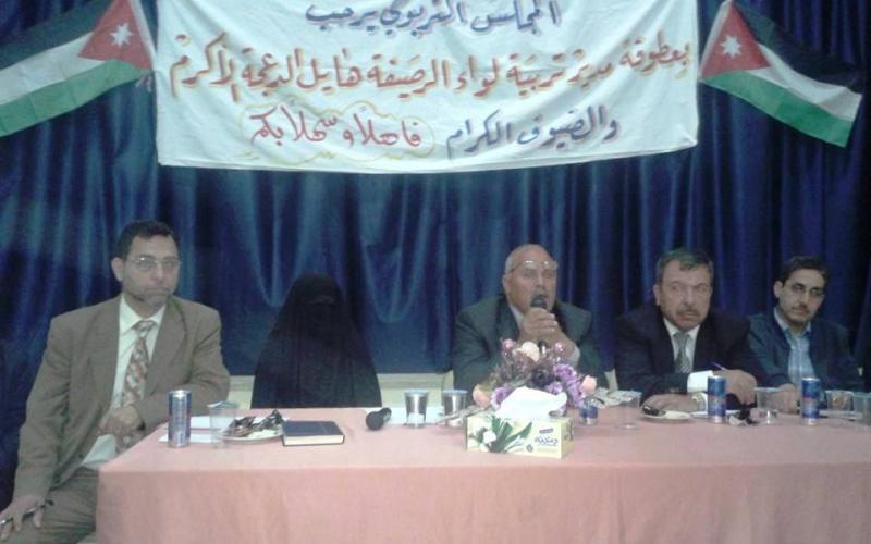 لقاء حواري بين مدير تربية الرصيفة واولياء الامور بمدرسة خديجة 