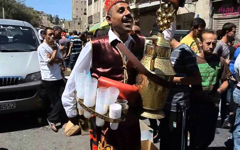 بائع التمر هندي بالزرقاء.. متعة للناظرين ولذة للشاربين