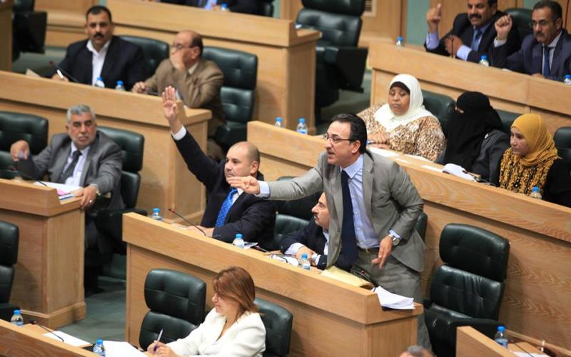 نواب يحملون الحكومة مسؤولية تعطيل الدور السياسي للمجلس