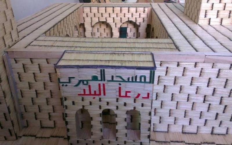 أبا زيد.. لاجىء مقعد يجسد المعالم السورية بأعواد ثقاب