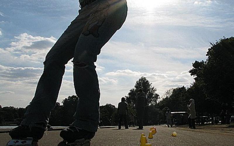 أطفال "السكيت" يحوّلون شوارع الزرقاء إلى صالات مفتوحة للتزلج