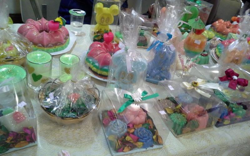 صناعة الشموع تُخرج زرقاويات من ظلمة الحاجة الى نور الحياة الكريمة