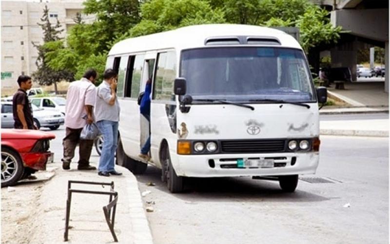 مسلسل فوضى وتجاوزات باصات الأحياء في الزرقاء.. والعرض مستمر