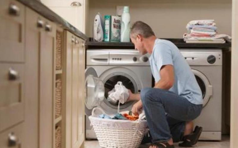 المرأة في رمضان.. عرقها بتصبب من جبينه