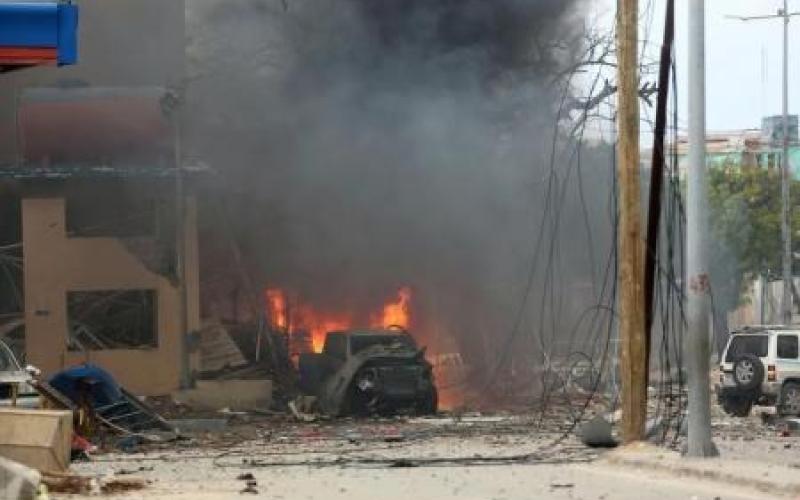 "الشباب الصومالية" تهاجم فندقا في مقديشو