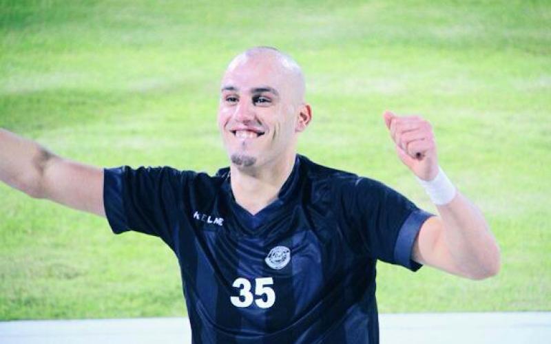 اللاعب أبو حلاوة يحترف في نادي مسقط العماني