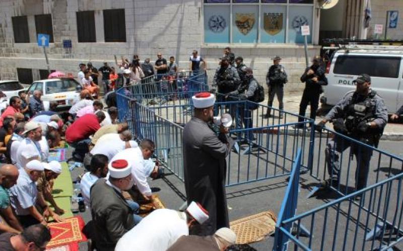 الصلاة على أبواب الأقصى المغلقة