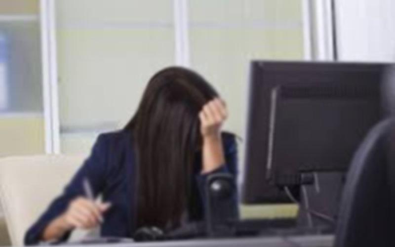 السكرتيرات.. ساعات عمل طويلة وأجور متدنية