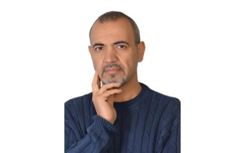 رسام الكاريكاتور حجاج يعتذر ويناشد ب "عدم تضخيم القضية"