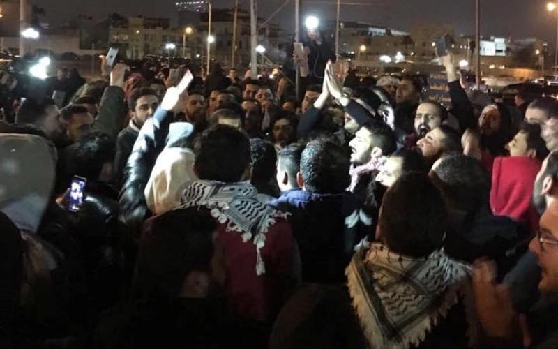 احتجاجات شعبية والسفارة الأمريكية تحذر رعاياها