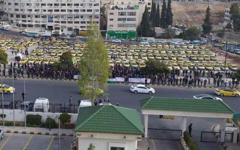 سائقو التكسي الأصفر يعتصمون احتجاجا على "التطبيقات"