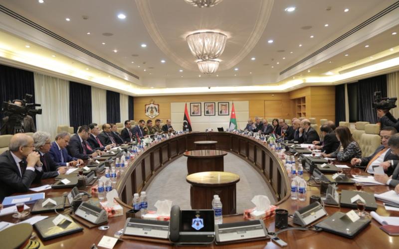 الحكومة والنقباء يتفقون على إلغاء العمل بنسب التقييم في ديوان الخدمة المدنية