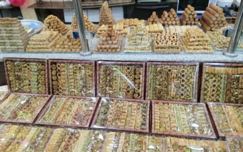 سوري وأردني يحولان التحديات إلى فرص في محل حلويات