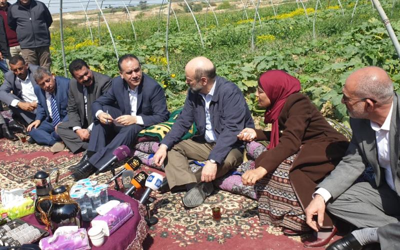 الرزاز: الحكومة ستقوم بصرف التعويضات لمزارعي وادي الاردن المتضررين (صور)