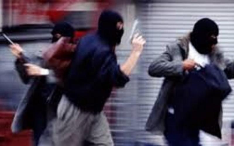 سطو مسلح بوسط البلد وسرقة 25 ألف دينار