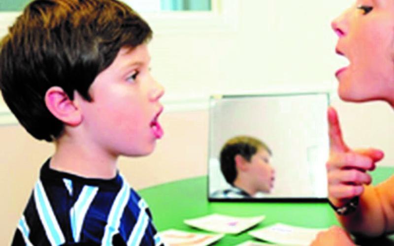 أطفال سوريون يعانون من تأخر النطق، في ظل غياب العلاج