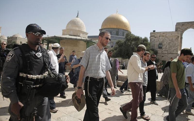 وزير إسرائيلي يقتحم الأقصى والاحتلال يطرد المعتكفين منه